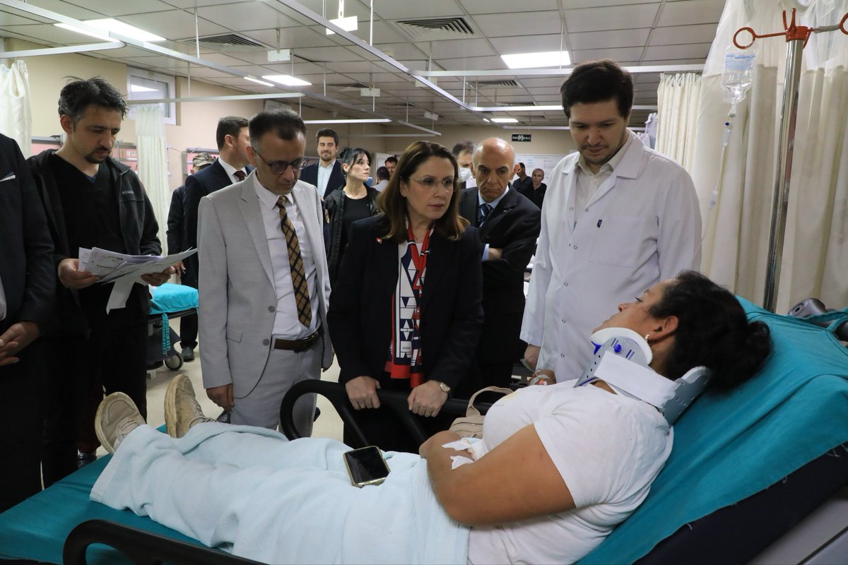 tcbartinvalilik's tweet photo. Valimiz Dr. Nurtaç Arslan, Bartın Üniversitesi Kutlubey Yerleşkesi kavşağında özel halk otobüsü ile bir otomobilin çarpışması sonucu meydana gelen trafik kazasında yaralanan ve kaldırıldıkları Bartın Devlet Hastanesi'nde tedavi gören öğrencilerimizi ve vatandaşlarımızı ziyaret etti.

Yaralılarımızın sağlık durumları hakkında bilgi alan Vali Arslan, kendilerine ve yakınlarına geçmiş olsun dileklerini ileterek acil şifalar diledi.

https://t.co/WzL0w2gYiT