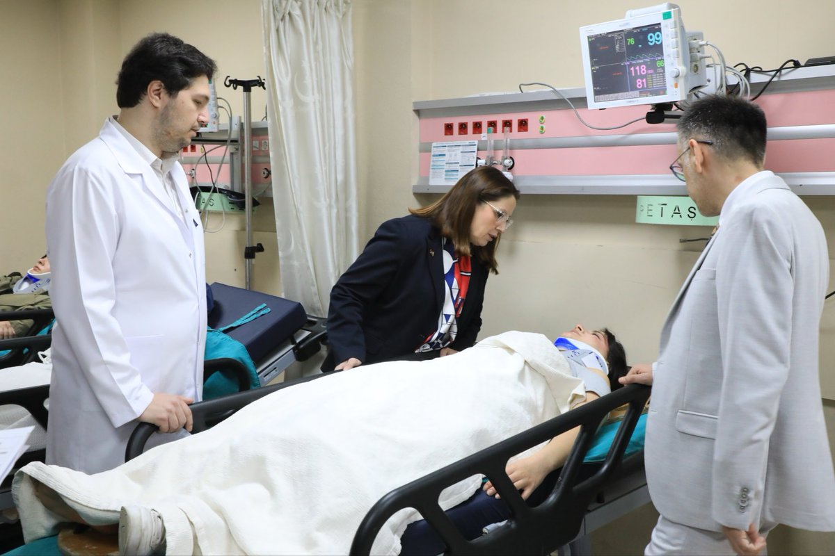 tcbartinvalilik's tweet photo. Valimiz Dr. Nurtaç Arslan, Bartın Üniversitesi Kutlubey Yerleşkesi kavşağında özel halk otobüsü ile bir otomobilin çarpışması sonucu meydana gelen trafik kazasında yaralanan ve kaldırıldıkları Bartın Devlet Hastanesi'nde tedavi gören öğrencilerimizi ve vatandaşlarımızı ziyaret etti.

Yaralılarımızın sağlık durumları hakkında bilgi alan Vali Arslan, kendilerine ve yakınlarına geçmiş olsun dileklerini ileterek acil şifalar diledi.

https://t.co/WzL0w2gYiT