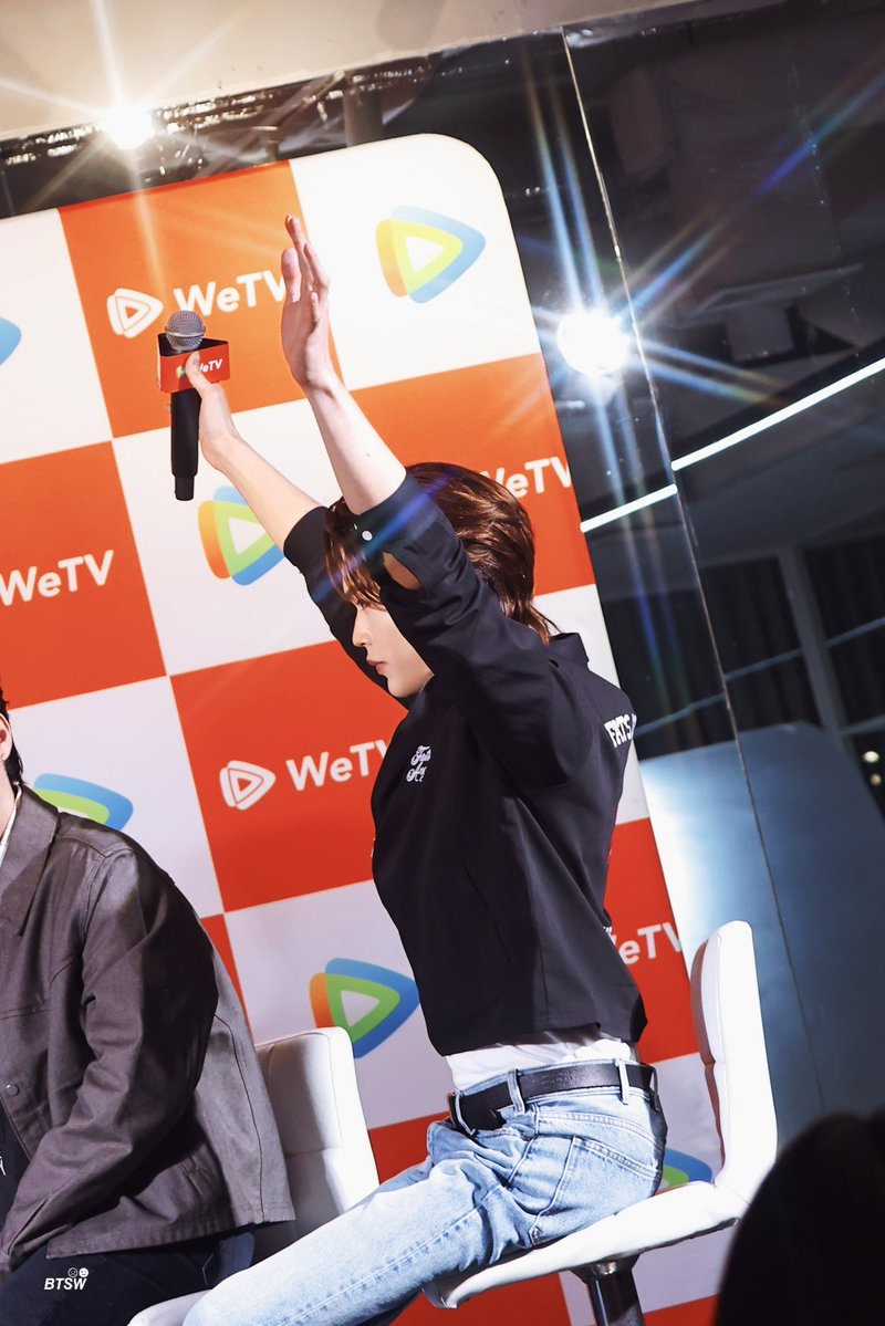 โดนพี่จูแกล้งให้ยกแขนทำตัวน่ารักด้วยซ้ำ !
5555555555 พี่จูถามอยู่อย่างงั้น กบยกแขนยังไงคับ

MRS X WETV LIVE
#WeTVxMyRomanceScammerLIVE
#markjrtn <a href="/Markjrtn/">คุณไป๋</a> ⋆☾