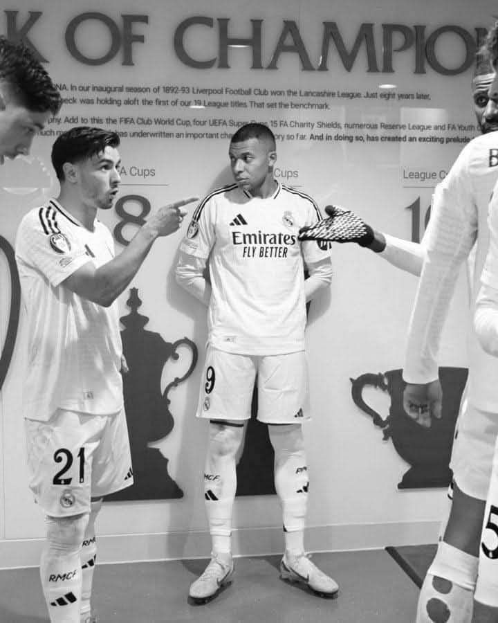 وين ذيج الايام من چان مدعوس من اللاعبين ومنبوذ وهسة متفلت عليهم ويشوف نفسه النجم الاول😔