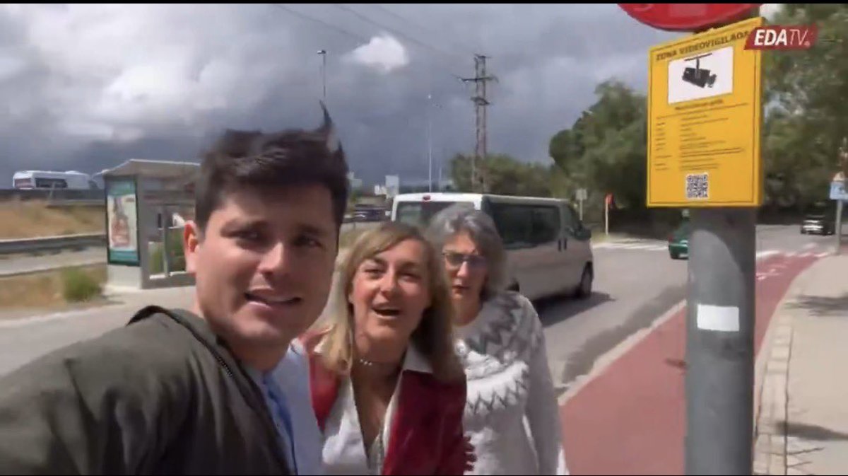jordigarcal's tweet photo. @vitoquiles Por qué la loca siempre parece que está riendo , da miedo la Charo-Smile , y la de atrás es una descuartizadora enterradora?? 
😱😨😭 https://t.co/iKc4caY2BI