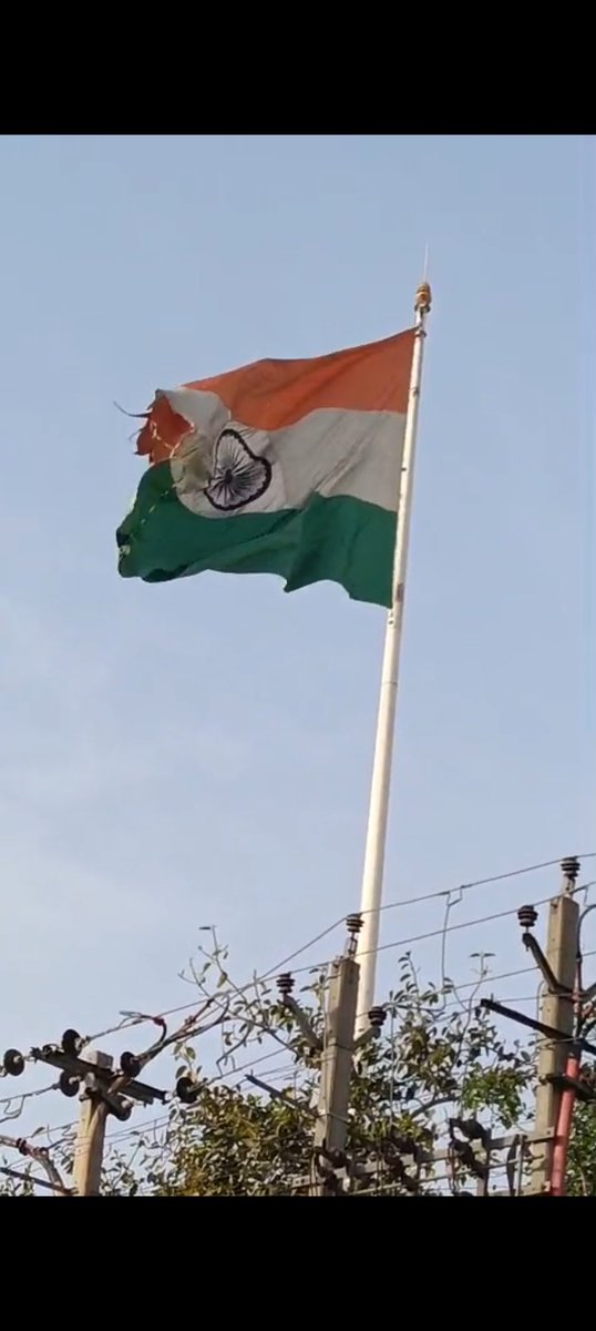 HJanhit's tweet photo. @CMODelhi @gupta_rekha @LtGovDelhi @MPNaveenJindal @HMOIndia @DelhiPolice @CPDelhi @NBTDilli @ashishsood_bjp @JagranNews @Live_Hindustan @delhianilsagar @SandhyaTimes4u @Kumarhariom10 #दिल्ली के अनेक जगहों पर हमारे राष्ट्रीय ध्वज खंडित है कृप्या जल्द से जल्द बदलवाने में मदद करें https://t.co/Qejm9g1hHV