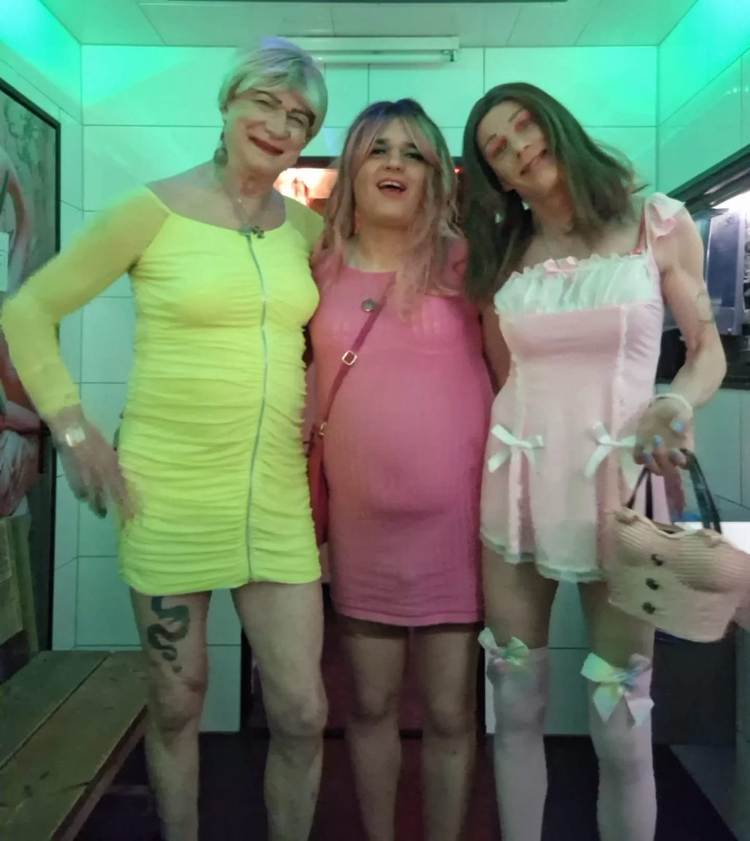 damekatydenise_'s tweet image. Just 3 #AbsoluteBelters in the public toilets; they’ve all validly dropped the kids off at the pool, threw one over the thumb &amp;amp; now need to borrow a tampon. 

Only a bigot would complain about the floater the babe in Pink has laid out in trap 2. 

#BeKind #TransIsBeautiful