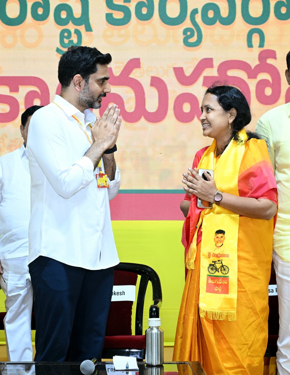 naralokesh's tweet photo. మంగళగిరి టీడీపీ కేంద్ర కార్యాలయంలో నిర్వహించిన పార్టీ నూతన కార్యవర్గం ప్రమాణస్వీకార ముగింపు సభలో పాల్గొని ప్రసంగించాను. నాయకులు, కార్యకర్తల త్యాగాలతోనే ఈ స్థాయికి వచ్చాను. చిన్న వయసులో నేషనల్ వర్కింగ్ ప్రెసిడెంట్ గా అవకాశం ఇచ్చారు. తెలుగుజాతి అభివృద్ధి కోసం అహర్నిశలు కృషిచేస్తా. నాపై బాధ్యత మరింత పెరిగింది, కలిసికట్టుగా పనిచేద్దాం. అద్భుతమైన అవకాశం ఇచ్చిన అందరికీ హృదయపూర్వక ధన్యవాదాలు.