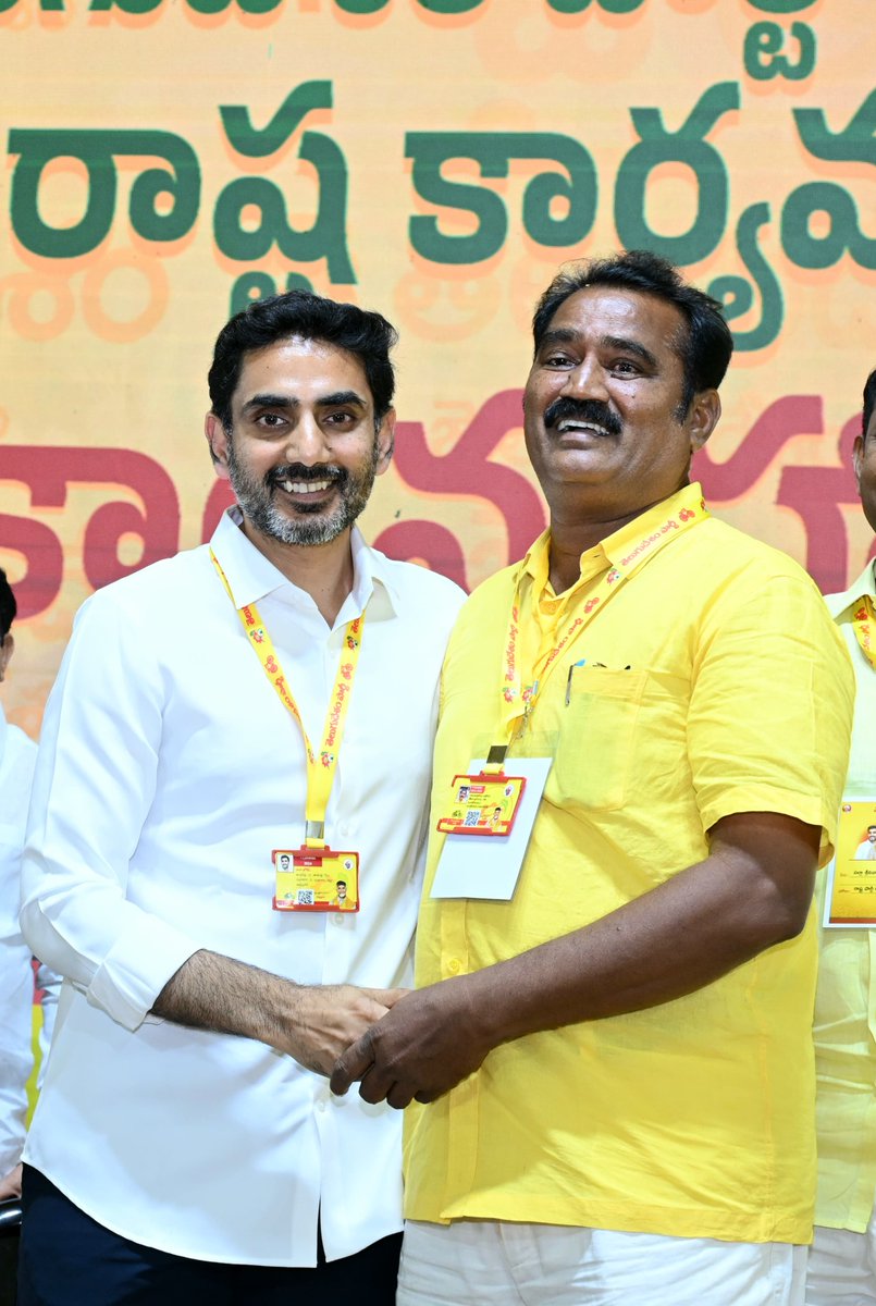 naralokesh's tweet photo. మంగళగిరి టీడీపీ కేంద్ర కార్యాలయంలో నిర్వహించిన పార్టీ నూతన కార్యవర్గం ప్రమాణస్వీకార ముగింపు సభలో పాల్గొని ప్రసంగించాను. నాయకులు, కార్యకర్తల త్యాగాలతోనే ఈ స్థాయికి వచ్చాను. చిన్న వయసులో నేషనల్ వర్కింగ్ ప్రెసిడెంట్ గా అవకాశం ఇచ్చారు. తెలుగుజాతి అభివృద్ధి కోసం అహర్నిశలు కృషిచేస్తా. నాపై బాధ్యత మరింత పెరిగింది, కలిసికట్టుగా పనిచేద్దాం. అద్భుతమైన అవకాశం ఇచ్చిన అందరికీ హృదయపూర్వక ధన్యవాదాలు.