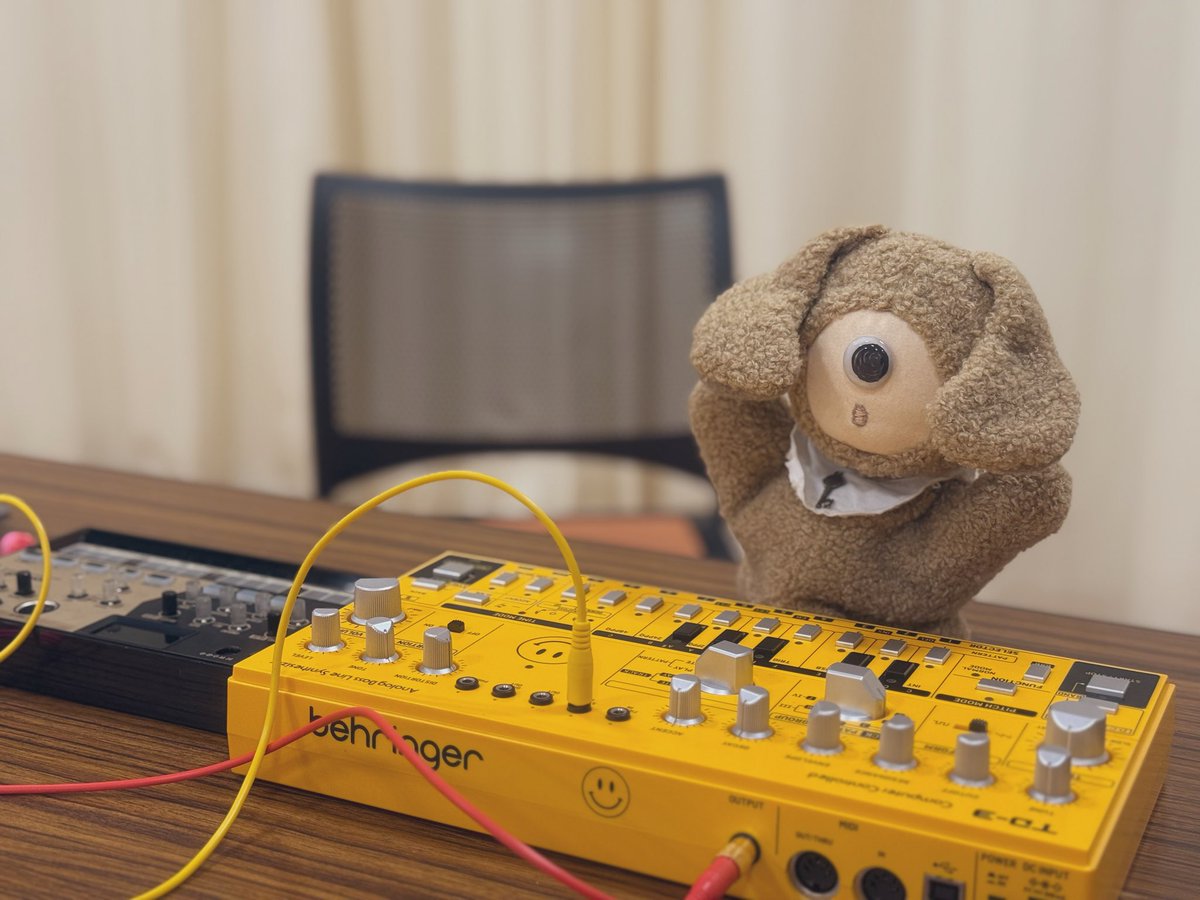 今日は稽古場に実機を持ち込んで、芝居に合わせて構築。「間抜けな音楽が聞こえてくる」セクション。マヌケな音楽……スネ夫の自慢する時に流れるBGM……とかなんとか考えたけど私的解釈はアシッドのビチョビチョ感だなと思ってTD-3。(横のvolcaは外部クロックの為だけ)