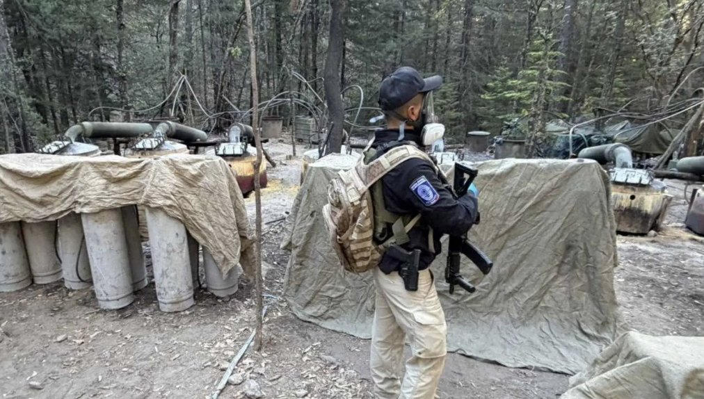 🔴 Morena impulsa una reforma para destituir e inhabilitar a funcionarios que permitan la actuación de agentes extranjeros sin aval del Ejecutivo federal.

La iniciativa surge tras el caso de los agentes de la CIA en Chihuahua y busca impedir que autoridades locales faciliten