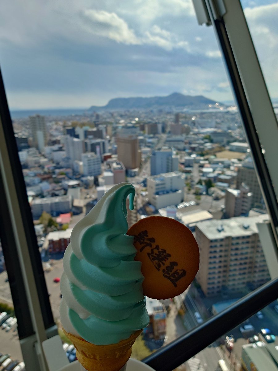 五稜郭タワー展望台オリジナル
新選組ソフト（ラムネ味）とスペシャルミルクソフトのミックス

ソフトクリームは１日に何個あってもいいんですよ
函館山を眺めながらいただきます