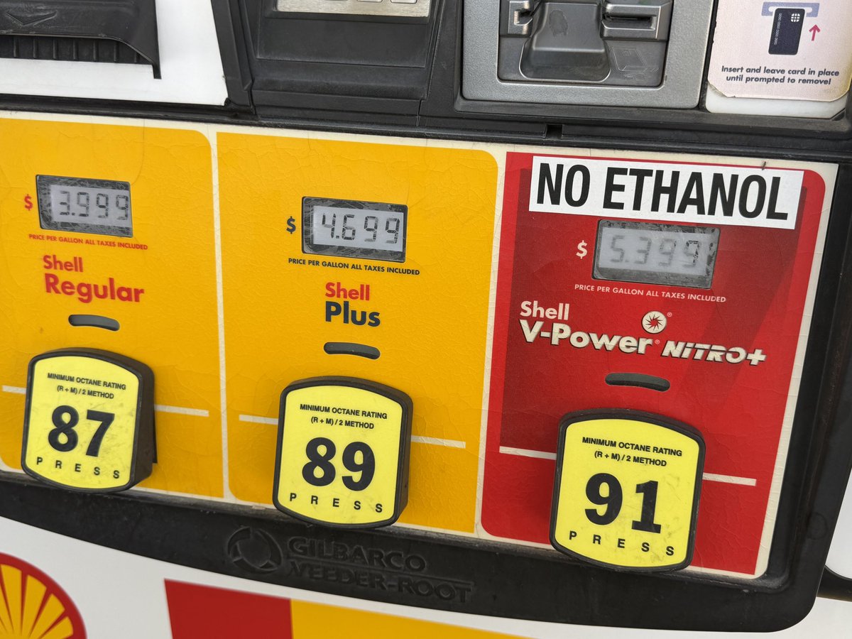 GOTDAYUMMM1's tweet image. Gas in Rogers, $5.39 is fuxkin crazy. Just in the $3.50 bout 2 months ago. But a $400 Million Ballroom is soooo important
