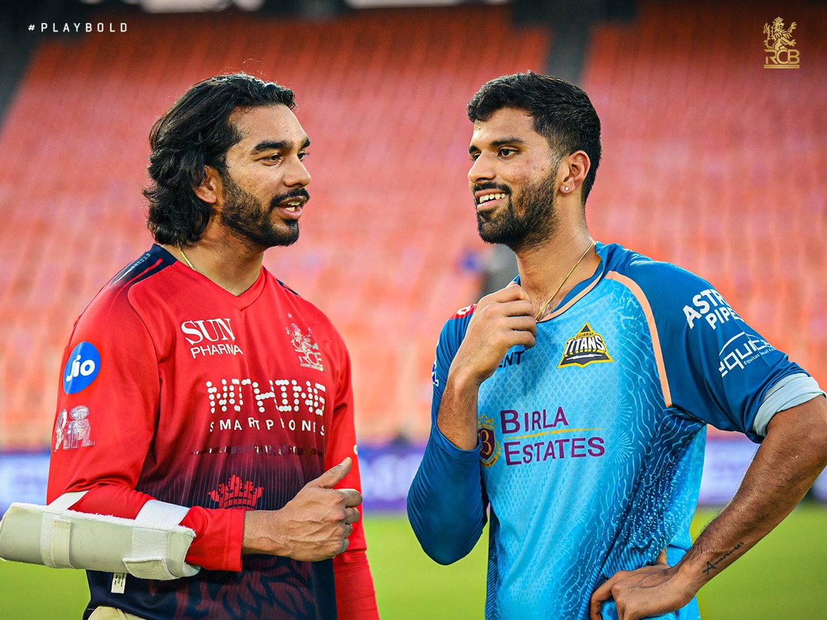 RCBTweets's tweet photo. Banter before the battle. 😋❤️💙 https://t.co/eapk5qX3c2