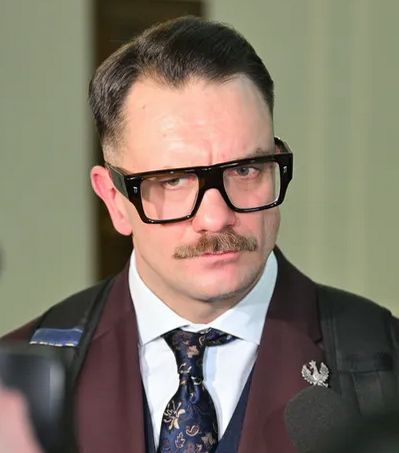 Niejaki Mejza został usunięty z parlamentarnego klubu PiS.
Kaczyński wyrzucił ze swojej łódki największą łachudrę w ramach ocieplania wizerunku. Aktualnie nie jest mu potrzebny, ale przypominam, że swojego czasu gdy potrzebował głosów w sejmie, zrobił go wiceministrem sportu.