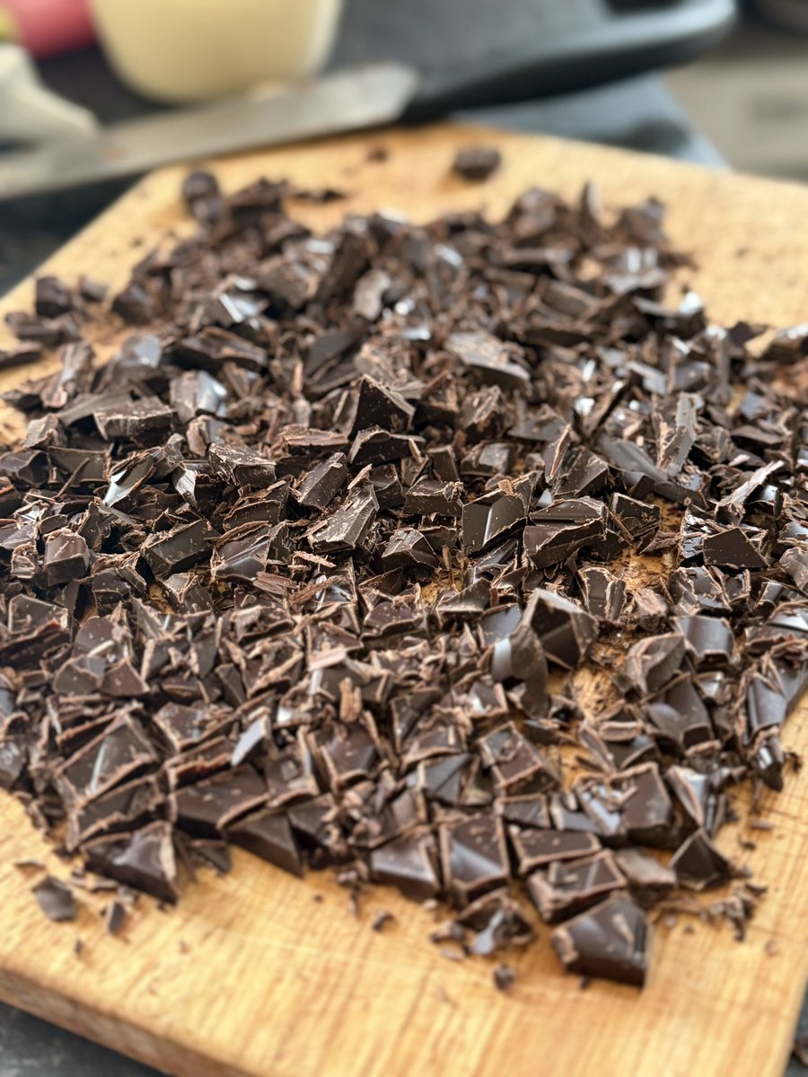 DDCrochetDesign's tweet image. Worst mother in the world 😂

My daughter has the hump! She bakes cakes when she’s moody 😀🍰

#chocolate #baking #cake