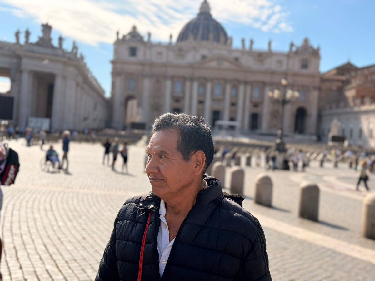 Este hombre que posa en el Vaticano vivía en el bosque con su familia donde tejían su ropa y moldeaban sus propias ollas de barro. 
Pero en 1986, misioneros católicos y evangélicos entraron en el bosque para sacarle a él y a toda su familia a la fuerza. 
El secuestro fue tan...🧵
