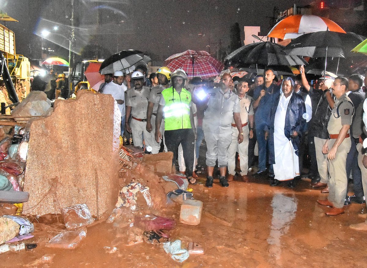 VishweshwarBhat's tweet image. Tragic news from Bengaluru today. A wall collapse in Shivajinagar following heavy rainfall has claimed seven lives. Thoughts with the families of the victims as rescue operations continue. #Bengaluru #Shivajinagar #BengaluruRain #BreakingNews