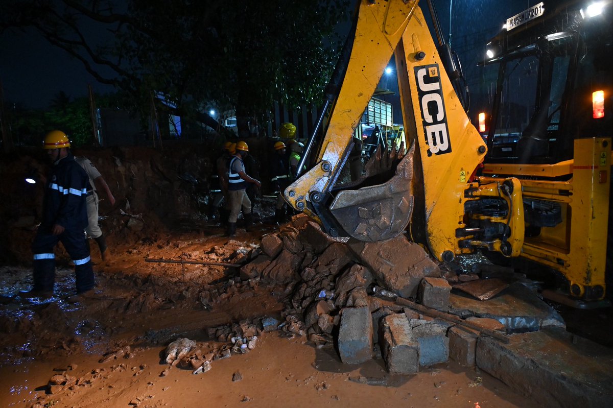 VishweshwarBhat's tweet image. Tragic news from Bengaluru today. A wall collapse in Shivajinagar following heavy rainfall has claimed seven lives. Thoughts with the families of the victims as rescue operations continue. #Bengaluru #Shivajinagar #BengaluruRain #BreakingNews