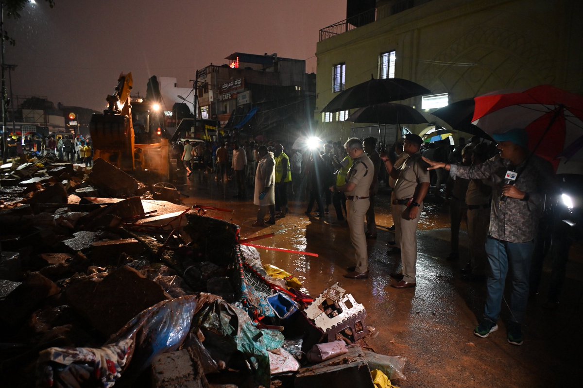 VishweshwarBhat's tweet image. Tragic news from Bengaluru today. A wall collapse in Shivajinagar following heavy rainfall has claimed seven lives. Thoughts with the families of the victims as rescue operations continue. #Bengaluru #Shivajinagar #BengaluruRain #BreakingNews