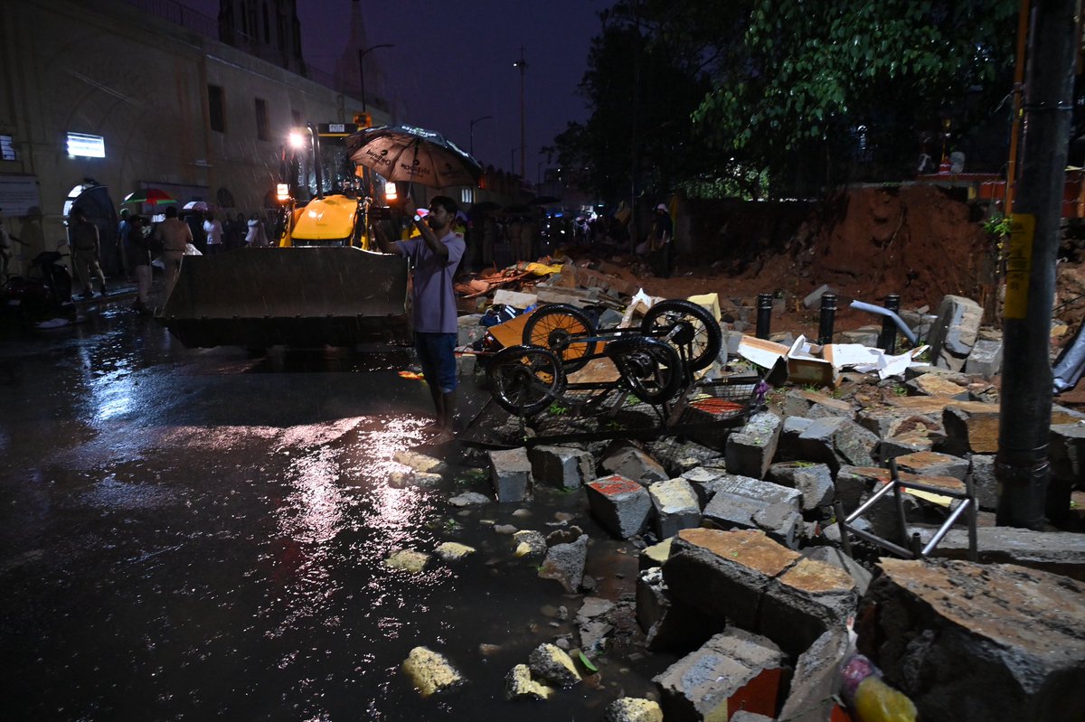 VishweshwarBhat's tweet image. Tragic news from Bengaluru today. A wall collapse in Shivajinagar following heavy rainfall has claimed seven lives. Thoughts with the families of the victims as rescue operations continue. #Bengaluru #Shivajinagar #BengaluruRain #BreakingNews