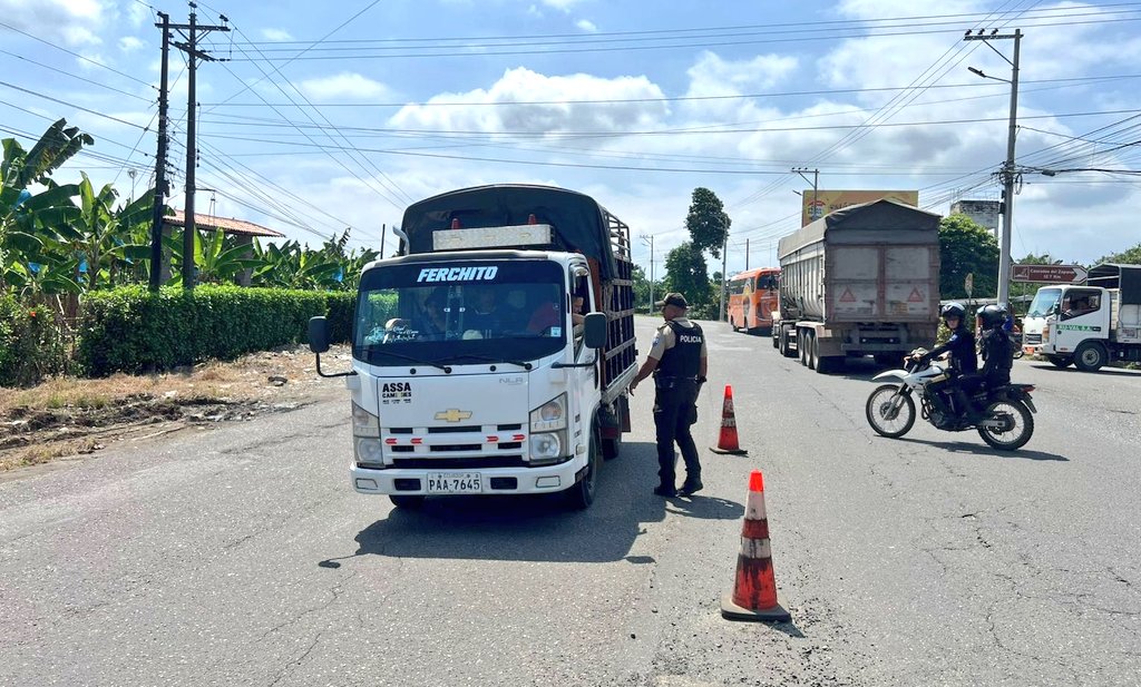 PoliciaEcZona3's tweet image. 📍#COTOPAXI | OPERATIVOS DE CONTROL

En el #Distrito La Maná realizamos operativos antidelincuenciales, verificación de personas y registros a motocicletas, a fin de garantizar el orden público y la seguridad ciudadana. 

#EstrategiaOperacional3D 
#ServirYProtegerConFirmeza