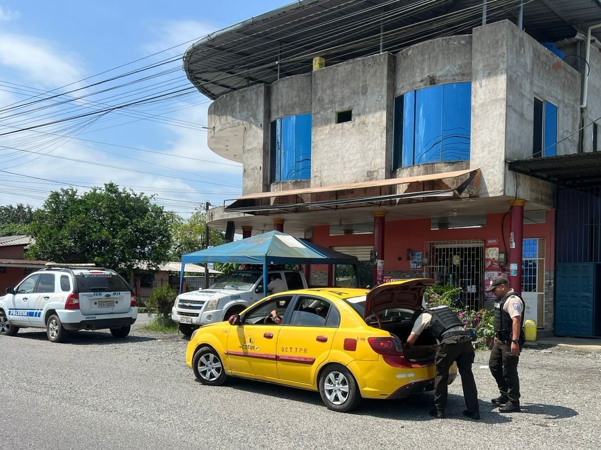 PoliciaEcZona3's tweet image. 📍#COTOPAXI | OPERATIVOS DE CONTROL

En el #Distrito La Maná realizamos operativos antidelincuenciales, verificación de personas y registros a motocicletas, a fin de garantizar el orden público y la seguridad ciudadana. 

#EstrategiaOperacional3D 
#ServirYProtegerConFirmeza