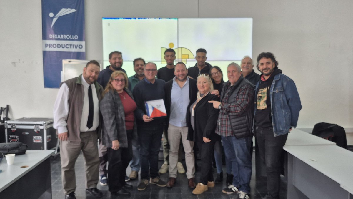 JuntaCanelones's tweet photo. ⭕️ Encuentros Territoriales 
25 - Municipio de Pando 

Intercambios entre el presidente de la Junta Daniel Pereira, integrantes del Concejo Municipal y representantes de colectivos locales. 

#LegislativoDepartamental https://t.co/pTRwtQ52fI