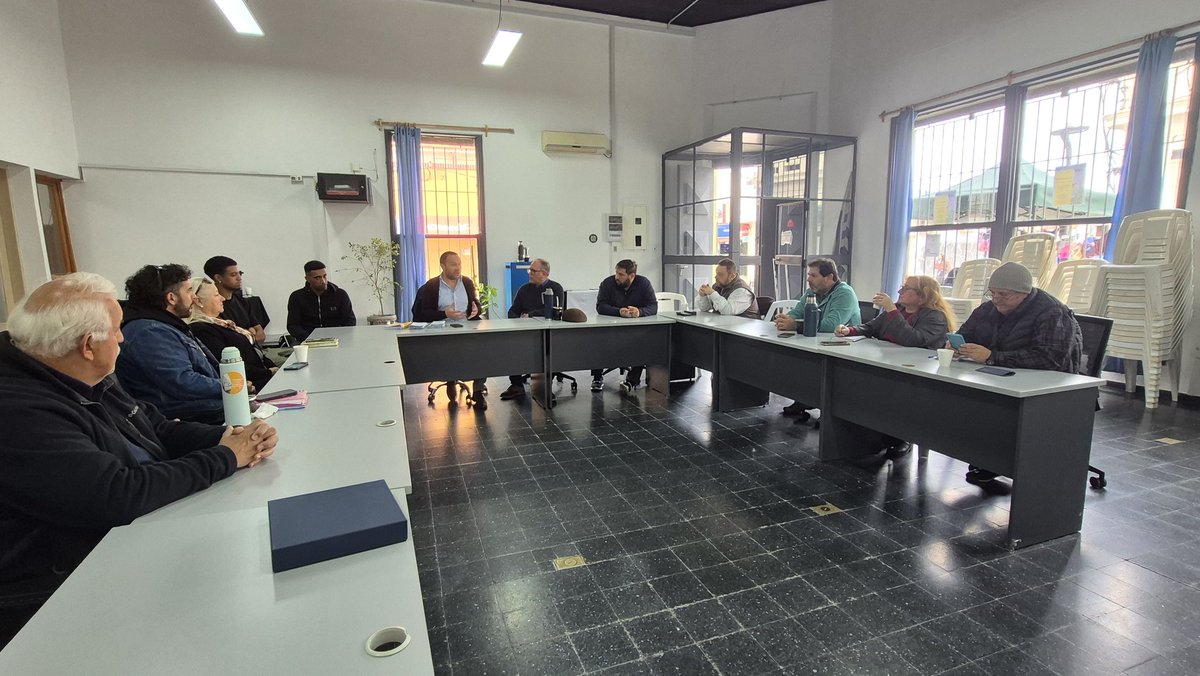 JuntaCanelones's tweet photo. ⭕️ Encuentros Territoriales 
25 - Municipio de Pando 

Intercambios entre el presidente de la Junta Daniel Pereira, integrantes del Concejo Municipal y representantes de colectivos locales. 

#LegislativoDepartamental https://t.co/pTRwtQ52fI