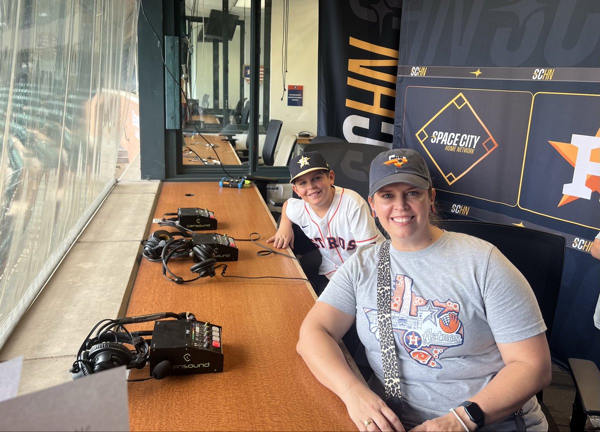 lpless755's tweet photo. @RealToddKalas &amp; @blummer27 if you ever need help, we are ready to fill in! Best field trip ever! I may be more excited than the kids… 🤣💙⚾️🧡 https://t.co/9aTuTe9tRc
