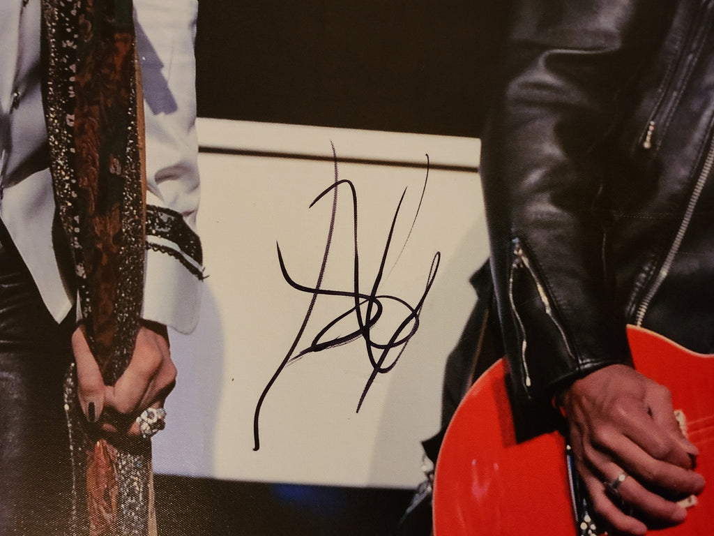 autographpros's tweet image. Check out this autograph 😍 Aerosmith Steven Tyler Guns N Roses Slash Signed 24x36 Framed Canvas ACOA 😍 
by Autograph Pros 
Shop now 👉👉 shortlink.store/b-edginbusjt
#autographsforsale #autograph #autographs #autographedguitar #autographpros #signed