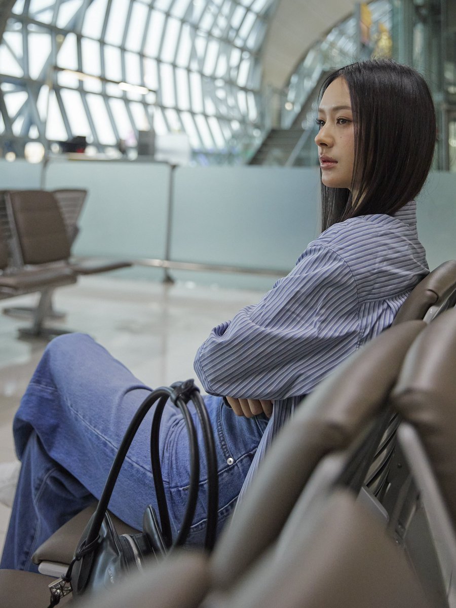 AllNews_th's tweet image. สาวสวย “มิ้ลค์–พรรษา” กับแอร์พอร์ตลุค Summer Denim เตรียมเช็กอินสู่ประเทศมาเลเซียเพื่อร่วมงาน Calvin Klein Store Opening ในวันที่ 30 เม.ย. นี้

#MilkPansa
#CalvinKleinXMilk
#CalvinKlein 

🔗facebook.com/share/p/1BALfa…
โดย “มิ้ลค์–พรรษา” มาในลุคเดนิมจากคอลเลกชัน SS26