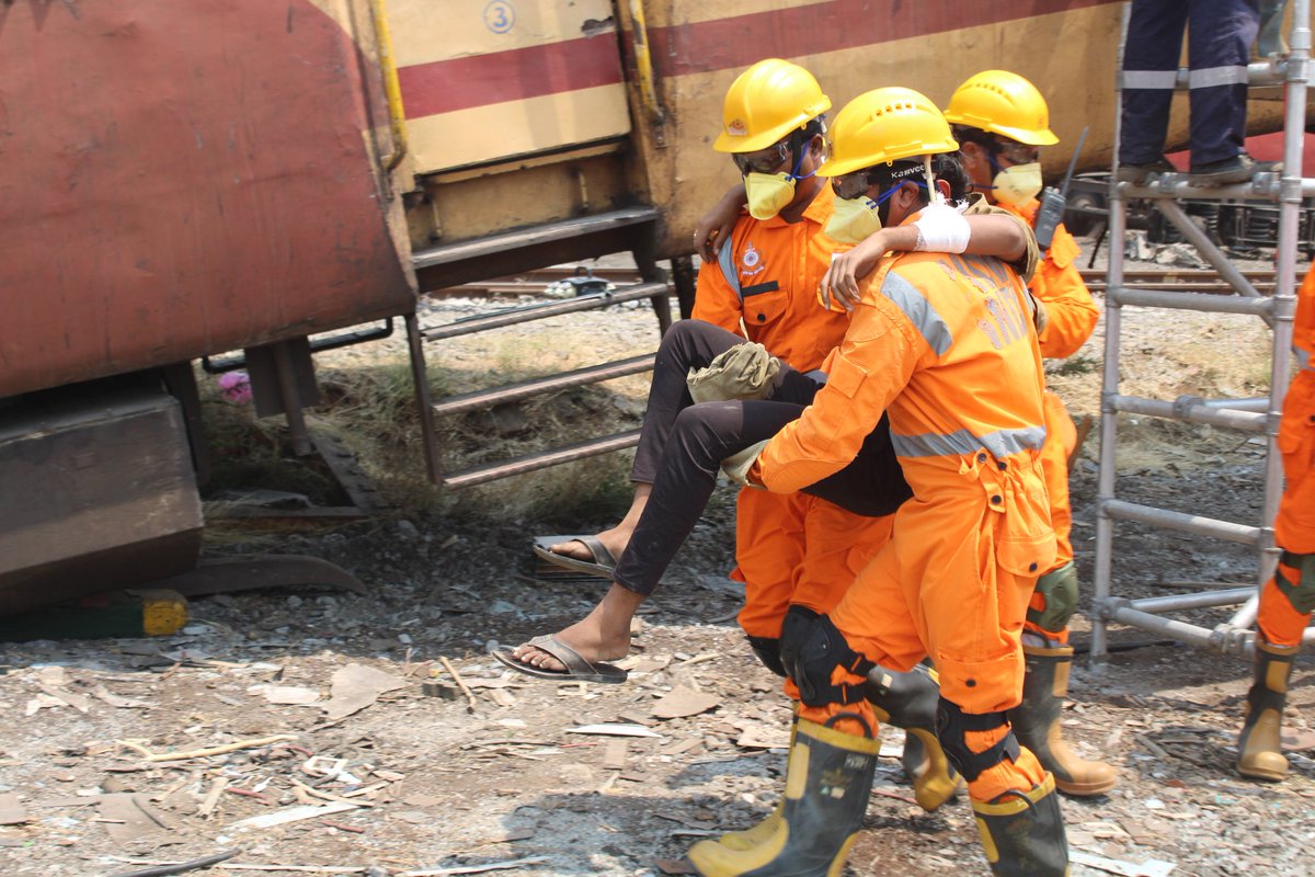 10NDRF's tweet photo. Safety First! 🚆🤝
10th Battalion NDRF conducted a joint mock exercise with Indian Railways at Kazipet Railway Station Kazipet Division, (TG) We're committed to ensuring safety and swift response to emergencies
#NDRF #IndianRailways #JointExercise
@NDRFHQ
@ANI
@PIB_India https://t.co/vo9AyF8ZK6