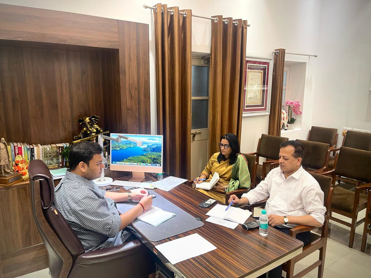 आज लखनऊ स्थित आवास पर बेसिक शिक्षा विभाग, उ.प्र. के प्रमुख सचिव श्री पार्थ सारथी सेनशर्मा जी एवं महानिदेशक, स्कूल शिक्षा, उ.प्र., श्रीमती मोनिका रानी जी के साथ बैठक कर विभागीय कार्यों एवं योजनाओं की समीक्षा की तथा आवश्यक दिशा-निर्देश प्रदान किए।