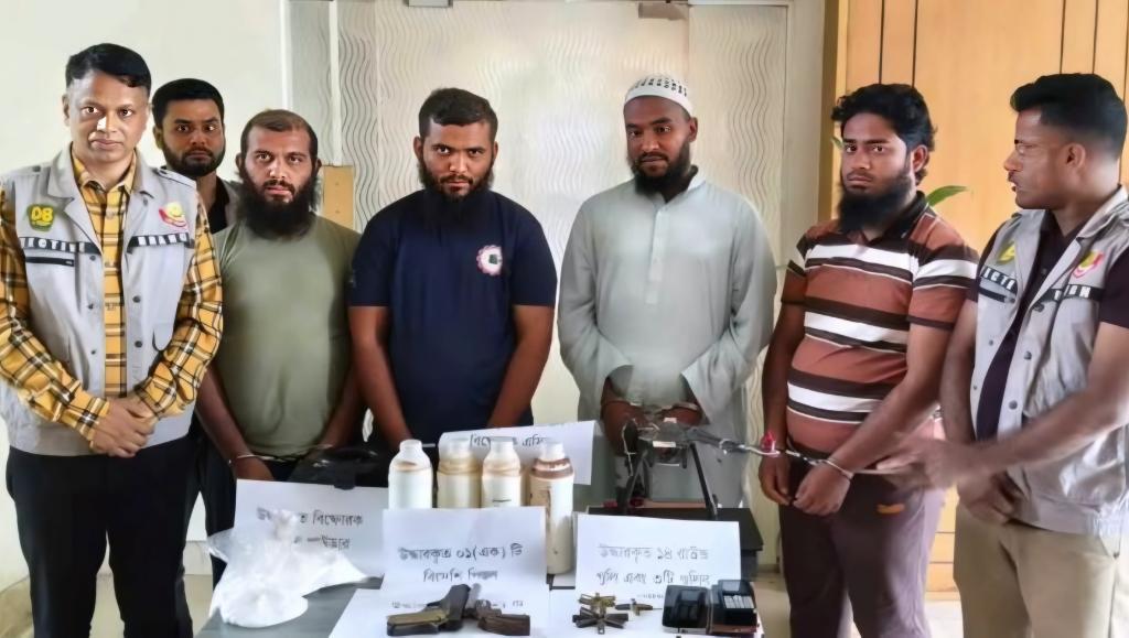 SarwarWassel's tweet image. #BREAKING 🚨 
Hamas-linked “Al-Aqsa” Terror cell busted in #Dhaka.
4 Militants-Imran Chy,Mostakim Chy,Ripon Sheikh &amp;amp; Abu Bakkar-held with Guns,Ammo &amp;amp; Drones.
Police warn of planned Covert strikes on key installations.
Growing Extremist Threat.
@ajaykraina @avarakai @Sanjay_Dixit