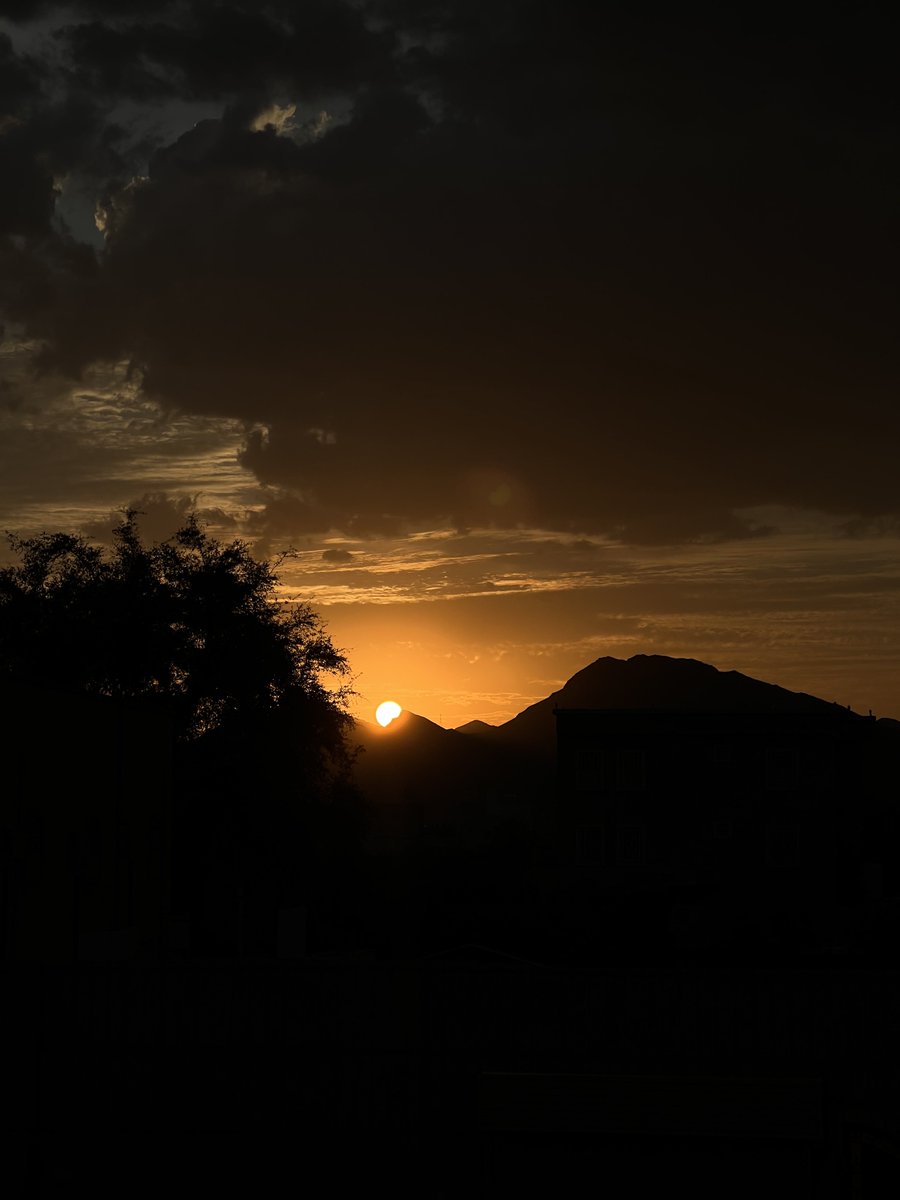 rrrr191817's tweet photo. Every sunset brings the promise of a new dawn✨🌄 https://t.co/9RZ0vNyovu