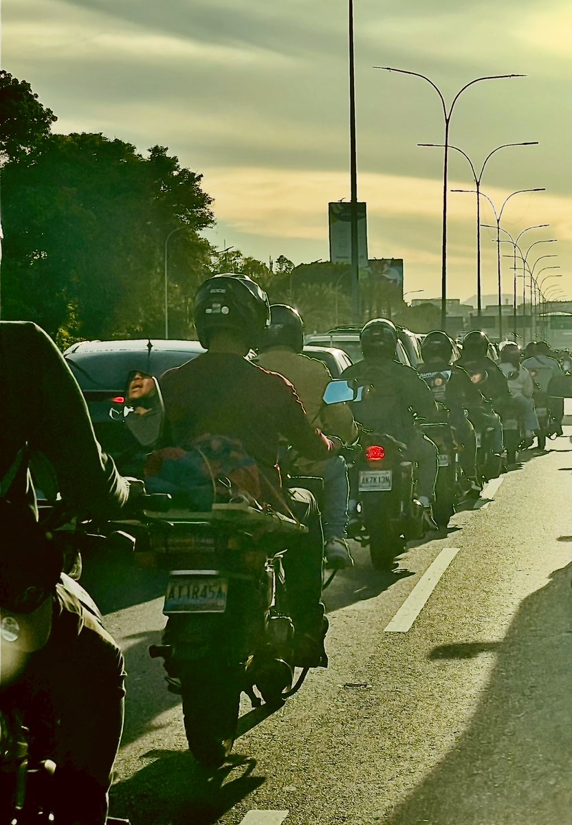 solanojuanc's tweet photo. Waooooo!!! Si sales de Caricuao al Llanito o viceversa por la Autopista en Caracas, armaste de paciencia si tienes que salir para cambiarte de canal o ingresar a un distribuidor. 😱
Si lo logramos y no tropezamos a un motorizado. Somos Pilotos!!!🙏 https://t.co/RBHEfmjvtW