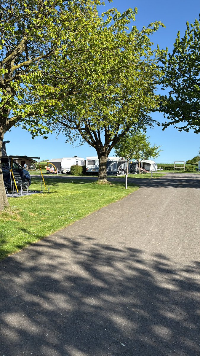 Toob_Alers's tweet photo. Gemoedelijk dat is zo’n SVR camping 👍🏻 met maar 25 plekjes en van de ‘meivakantie’ valt weinig te merken @SVRminicampings 

#DolceVita #Ransdaal #camping #SVR https://t.co/FjIJhvfhEc