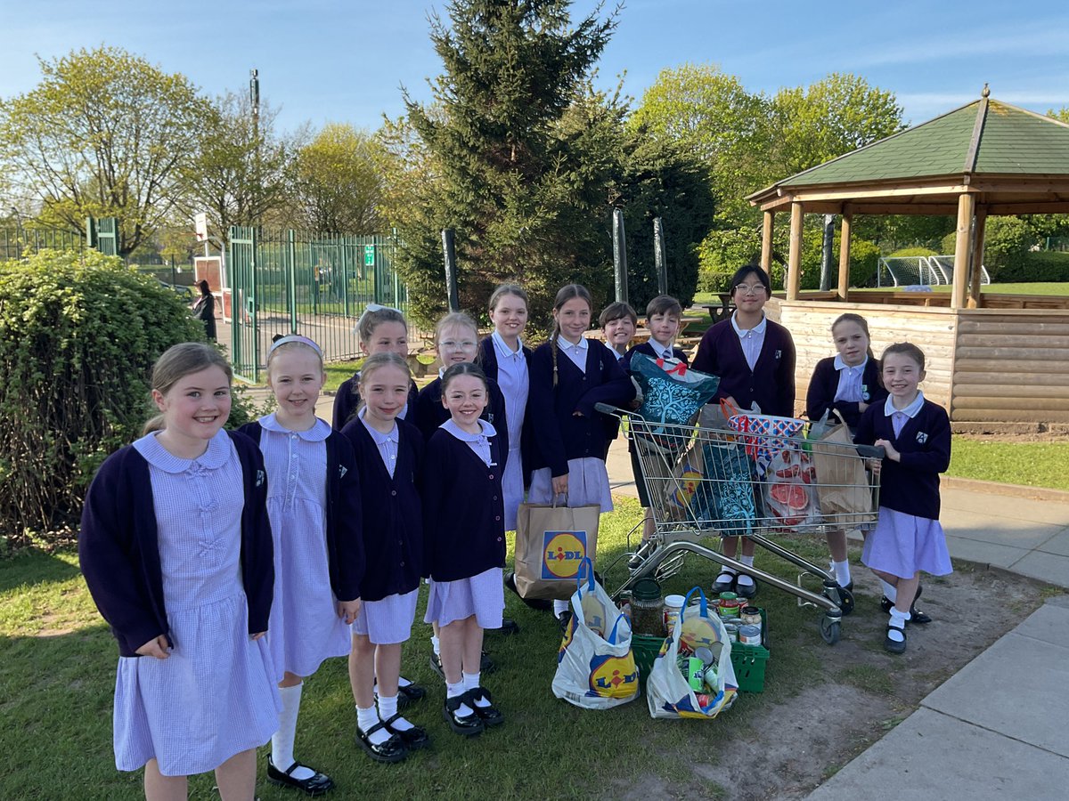 SPBYear4's tweet photo. Thank you for all your donations for the Whitechapel Centre. #StPBLiveSimply #StPBRE @WhitechapelLiv https://t.co/OGBUAbA3sd