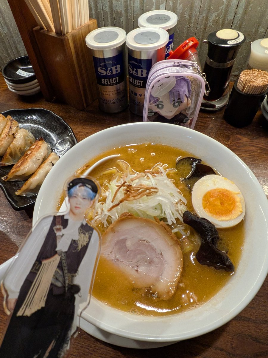 53ymusa's tweet photo. 0時過ぎに食べてしまった⋯
フェンファンくんとたじが札幌Vlogで行ってたラーメン屋さん！親と旅行中にどうしても行きたくて食べてきた！めちゃおいしかった🥰 https://t.co/QRXfERd2Om