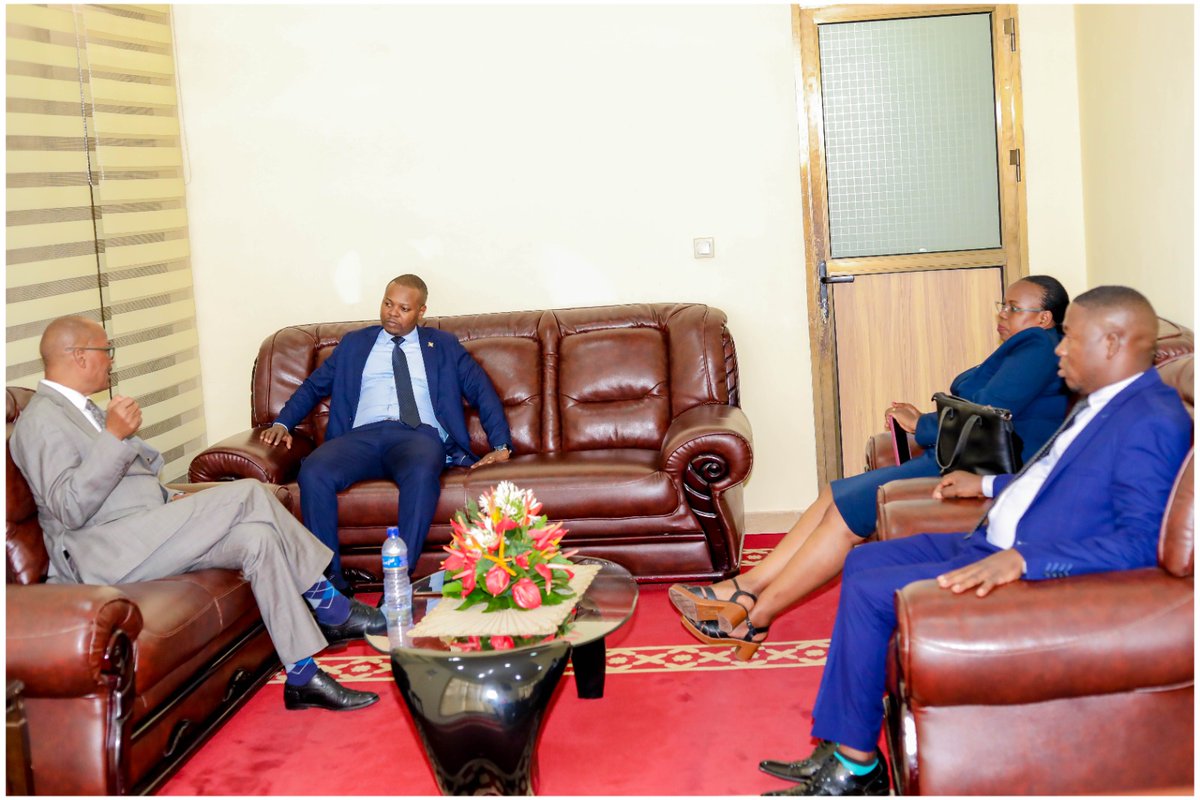 #Burundi 6.En marge de cette cérémonie de remise et reprise , le Directeur Général sortant et le DG entrant <a href="/dnifasha/">Diègue NIFASHA</a> ont effectué une visite des  bureaux principaux de cette société BBS.