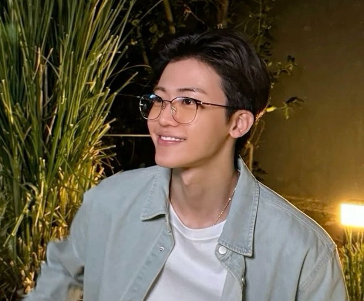 รักพี่แจมินลุคใส่แว่นสองลุคนี้มาก ๆ คนเดียวกันแต่ให้ไวบ์ที่ต่างกัน อันแรกฟีลนักกีฬา แต่อันสองเหมือนพี่หมออะ พี่เขาหล่อจังวะ ㅜㅜ