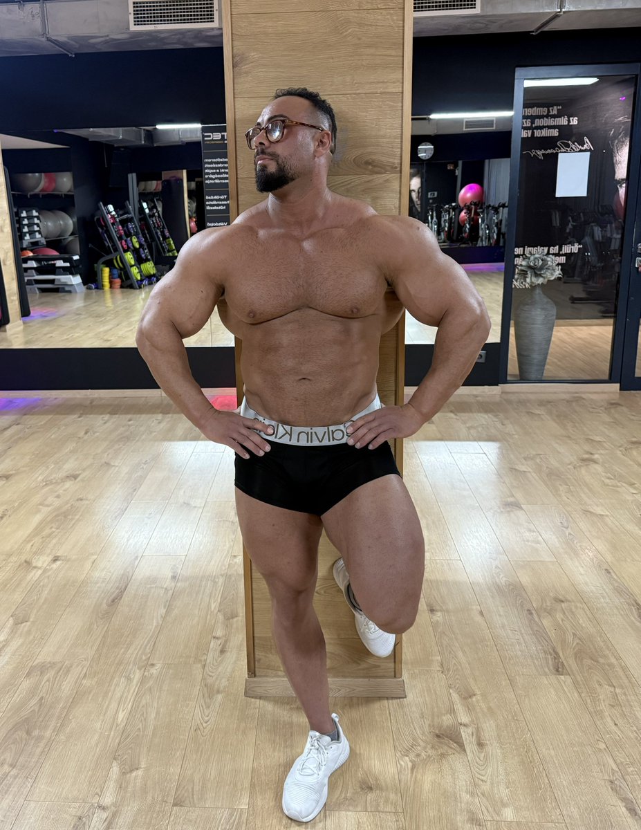 damonsteelvip's tweet photo. After a tough gym session I was lying in bed trying to rest, but I got way too horny. I pulled my dick out and gently jerked off to unwind.... https://t.co/9xSE39nTZ0