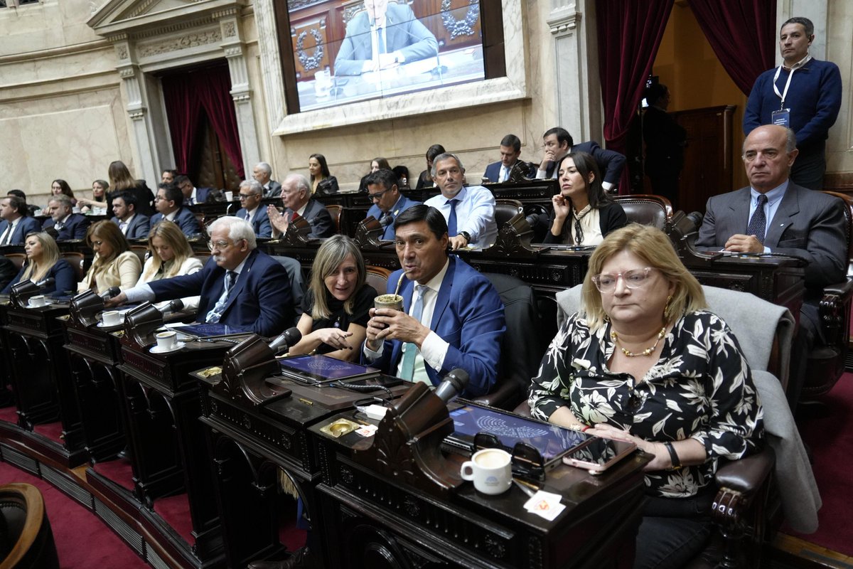 AlidaFerreyraU's tweet photo. El Jefe de Gabinete de Ministros, Manuel Adorni, cumpliendo con la manda constitucional de dar informe sobre la gestión del gobierno del Presidente @JMilei
Día importante en lo institucional para tener noción del presente y futuro de la Argentina de hoy 
El cuerpo de la cámara de diputados de la Nación tiene también la oportunidad de preguntar sobre aquello que hace a su interés