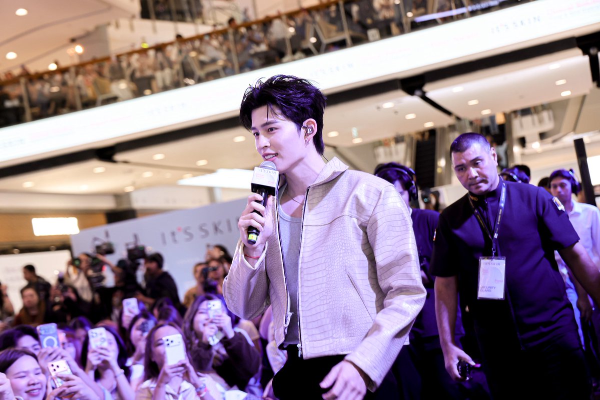 centralwOrld tweet media