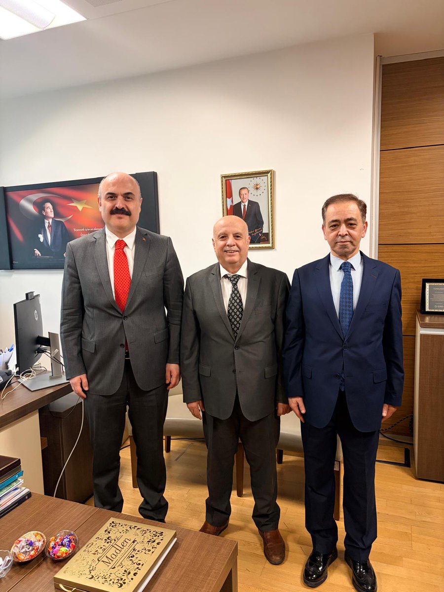 📍 T.C. Çevre ve Şehircilik Bakanlığı
Yerel Yönetimler Genel Müdür Yrd. Emrullah Töremen, Çevre Yönetimi GM Kimyasallar Yönetimi Dairesi Başkanı Nihat Yaman ve Avrupa Birliği ve Dış İlişkiler Genel Müdürlüğü Proje Uygulama Daire Başkanı Doç. Dr. İsmail Raci Bayer’i ziyaret ettik.