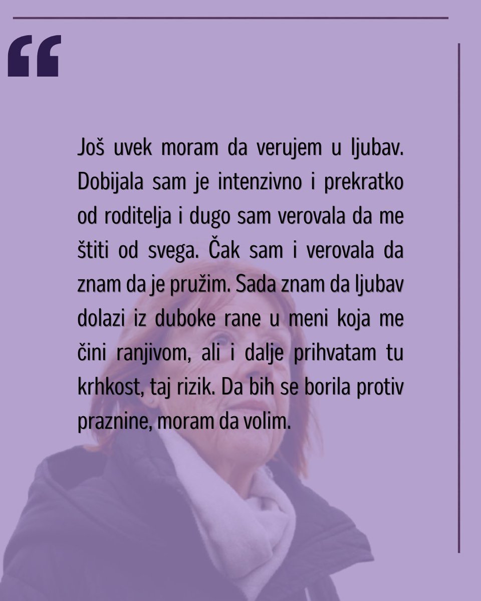 ZSolidarnost's tweet photo. Žizel Peliko je mogla da ostane poznata isključivo svojoj porodici – mužu sa kojim je bila više od pet decenija, svojoj deci i unučićima. Nakon što je saznala da ju je taj isti muž čitavu deceniju drogirao, silovao i okupljao nepoznate muškarce da je siluju u njihovoj porodičnoj kući, postala je poznata čitavom svetu po svojoj borbi protiv seksualnog nasilja. 
Žizel Peliko je februrara ove godine objavila svoje memoare i time po ko zna koji put stavila do znanja da ne pristaje na klasičan, patrijarhalni koncept žrtve koja je svedena na inicijale i broj. Umesto toga, pisala je o svom životu, o tome šta je sve bila pored toga što ju je neko učinio žrtvom i iznova je dovodio u opasnost. 
Tokom suđenja, njen bivši suprug, Dominik Peliko, izjavio je da je sve to uradio želeći da pokori neposlušnu ženu. Žizel Peliko ipak bira da ostane neposlušna i možda najvažnije od svega – optimistična sa svešću da se isljučivo u borbi i ljubavi krije oporavak nakon nasilja. 
U nedeljama kada intenzivno čitamo o tzv. akademiji za silovanje, epstinovoj dokumentaciji, svedočenjima silovatelja koji su zlostavljali Peliko, važno je da se setimo da rešenje nalazi u zajedništvu, solidarnosti i – nepristajanju.