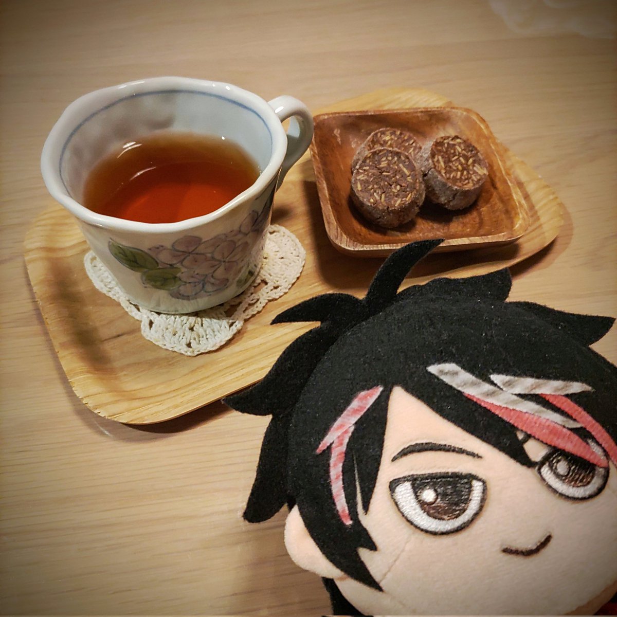 myk8528's tweet photo. かの子ちゃんから戴いた美味しいティーとクッキー(と応援のひーぬいちゃん笑)をお供に保育園の連絡帳を書くっ!!
終わったら余計なことせず速やかに寝る!!!!(フラグ…🤣) https://t.co/5dSNybQbFJ
