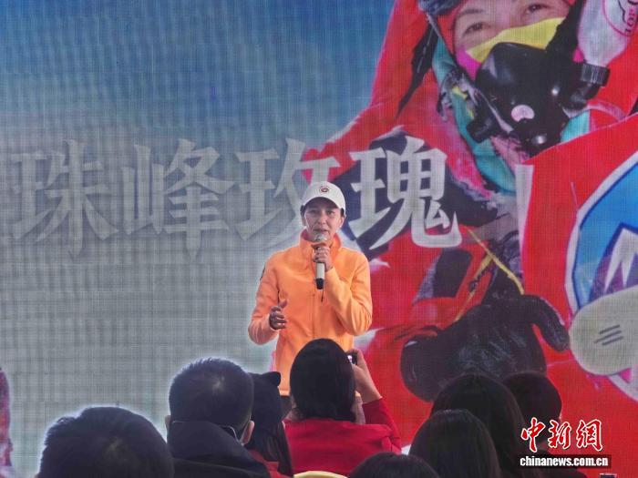 TibetNews11's tweet image. La prima donna dello Xinjiang a raggiungere la vetta dell'#Everest: dalla cima innevata a "custode" della cultura alpinistica.