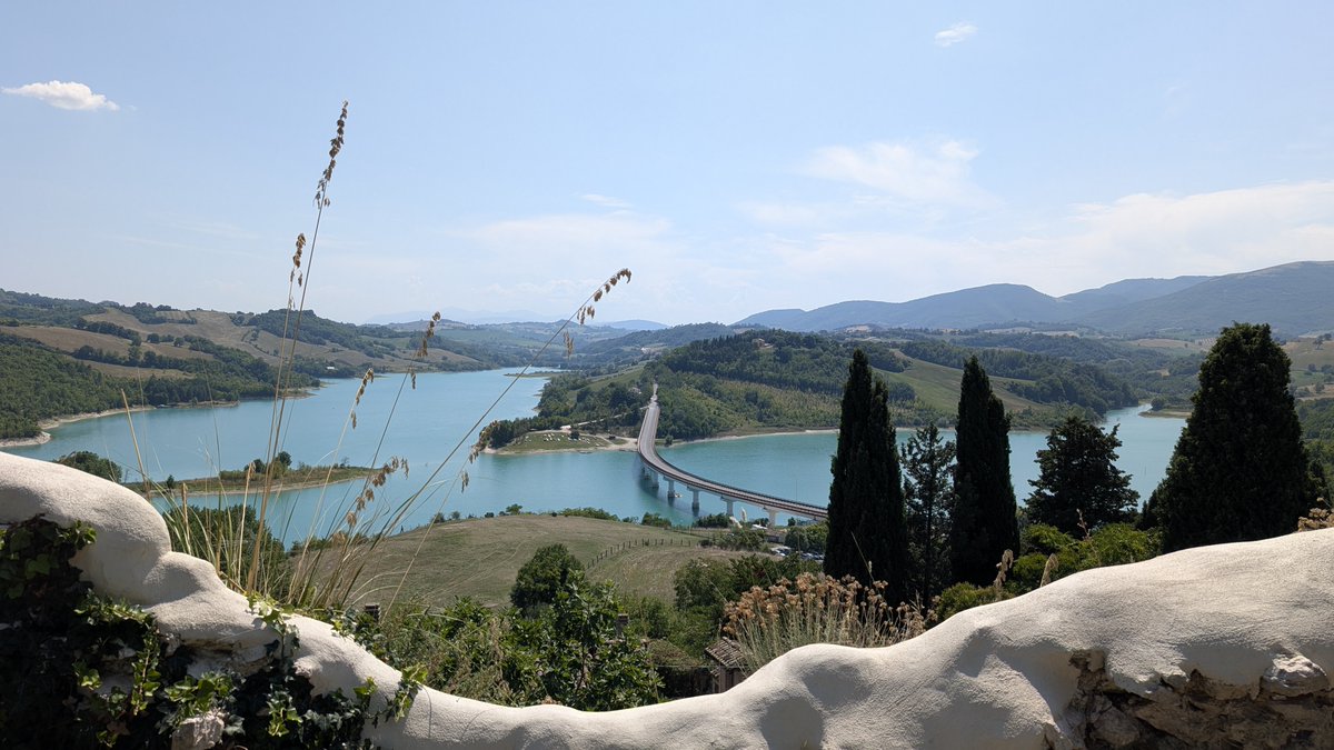 ilturista_info's tweet photo. 🌊 Il lago di Cingoli è un bacino artificiale dove fermarsi per un bagno di sole (lido attrezzato), un giro in barca e un assaggio di crescia.
👉 Dal lago si può salire ai ruderi del Castello di Castreccioni, per una vista panoramica sul lago. @MarcheTourism https://t.co/cVQ62wKb1l