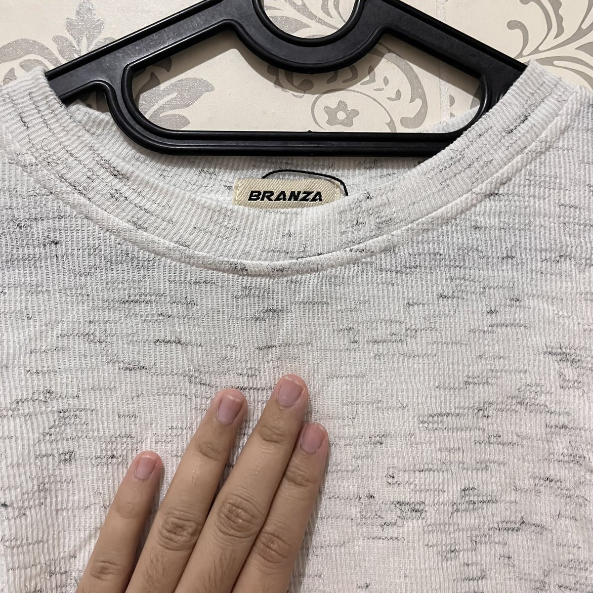 sungiewoo_'s tweet photo. kaos lengan panjang dari branza, warnanya putih ada motif abu nya🤍🩶 https://t.co/0ctqFSYPnu