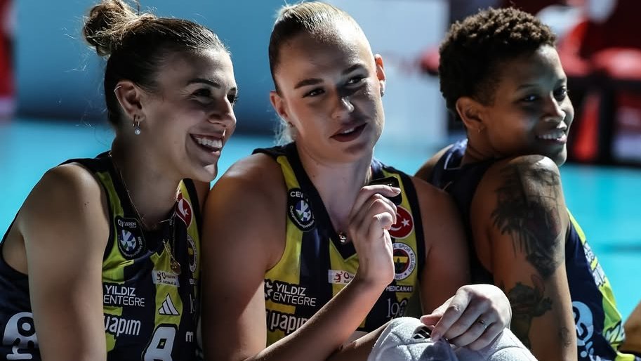 gibbybaris's tweet photo. - Sence en iyi servis atan ilk 3 isim kim? Kendini de dahil edebilirsin.

⚡️ Ekaterina Antropova: Kendimi söylemeyeceğim, olmaz. 1 numara tartışmasız Fedorovtseva. Ona karşı ilk oynadığımda arka turdaydım ve topun gidişini izledim; bir anda "fum" diye top falsolu geldi, böyle geldi ama farklı bir şekilde indi. Bunu servisi gerçekten etkileyici bir hızda kullanarak yaptı. O zaman anladım; "Tamam, şimdi neden ace'leri yediğimizi anlıyorum" dedim. 

Diğer isimler arasında seçim yapmak zor ama bence Cami Weitzel bu yıl önemli anlarda çok iyi iş çıkardı. Onun "Alman hassasiyeti" dediğim bir tarzı var; topu tam olarak hedeflediği noktaya kusursuz bir şekilde atabiliyor. Uzun, kısa servis de fark etmiyor. Her zaman harika.

Bir de bu yıl karşı karşıya oynadığımızda Ale Orro beni şaşırttı; geçen yazdan beri daha sert ve derin servisler deniyordu. 1 numaradan 1 numaraya attığı o servisleri bizzat gördüm. Tabii şu an aklıma gelmeyen daha birçok isim vardır. En çok aklımda kalanları söyledim.

Vargas da özellikle servislerinde gösterdiği güç açısından gerçekten etkileyici.

📺 Double Face