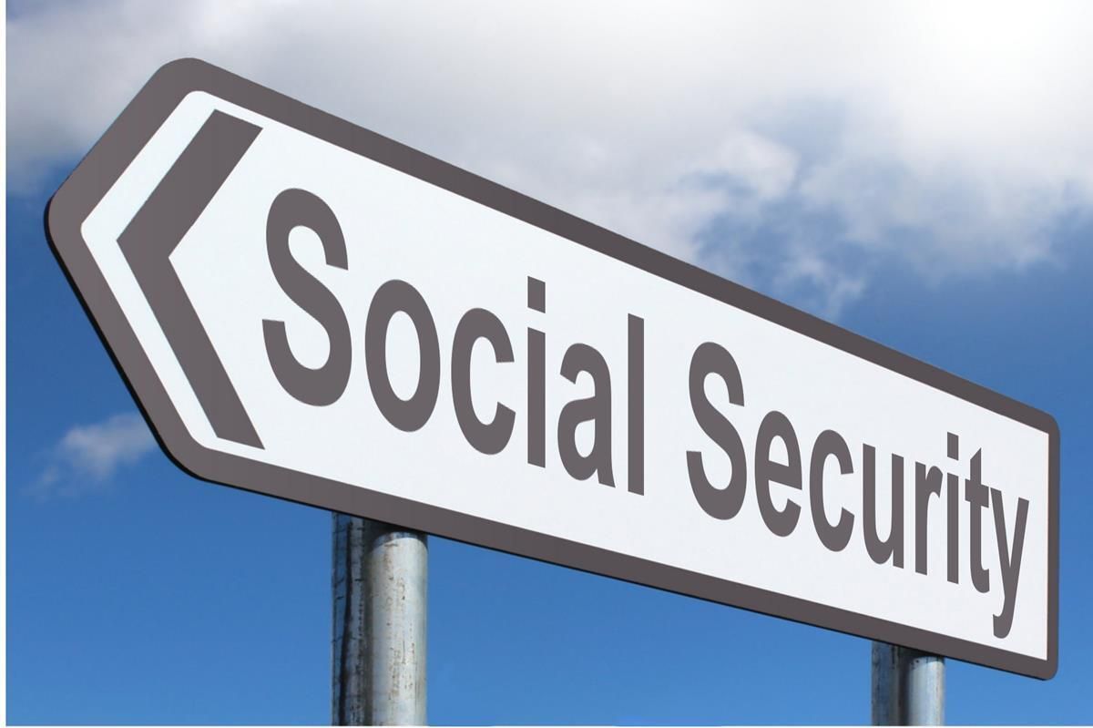 RFeight's tweet photo. Interestingly, my clients with a good nest egg are able to live off Social Security, mainly because they start receiving it at age 70.  Those without a nest egg start early and can't get by - Many People Rely Mostly on Social Security in Retirement? https://t.co/Pl8HYDJcaT https://t.co/fHt6R4iVel