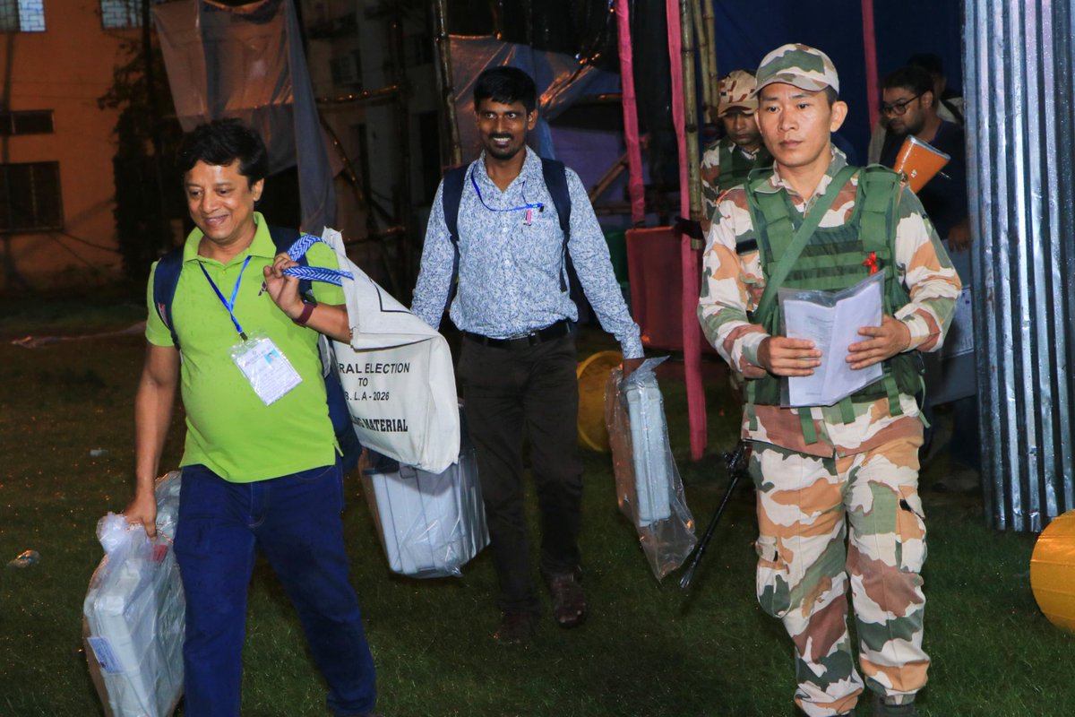 CEOWestBengal's tweet image. Polling personnel returning from the Polling station to RC venue in Kolkata North district of West Bengal.
#WBLA2026 #Phase2
@ECISVEEP @SpokespersonECI @PIBKolkata @airnews_kolkata
@deokolnorth